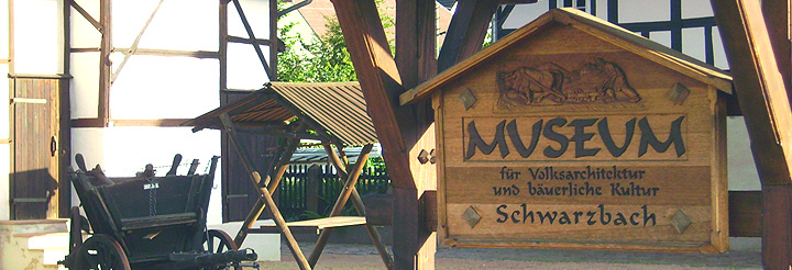 Holzschild am Eingang zum Museum